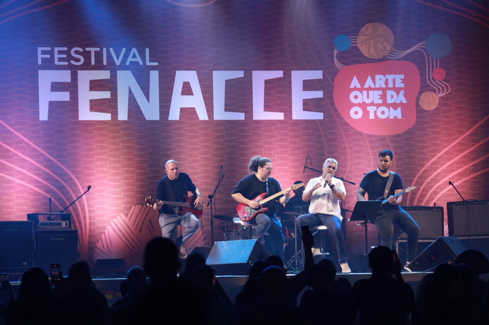 Banda no palco do Festival FENACCE, vista da plateia