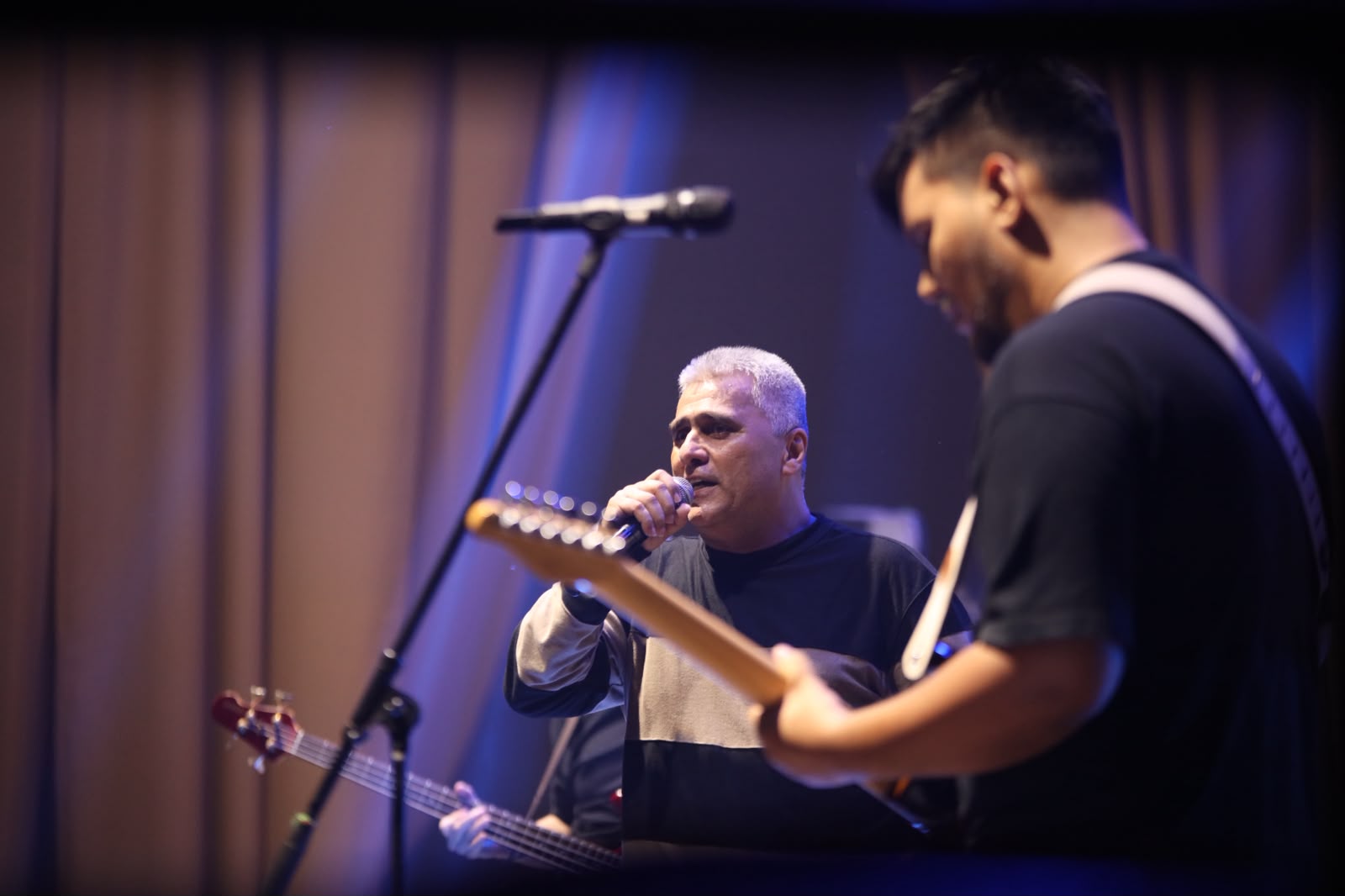 Vocalista durante o show, com guitarrista em primeiro plano