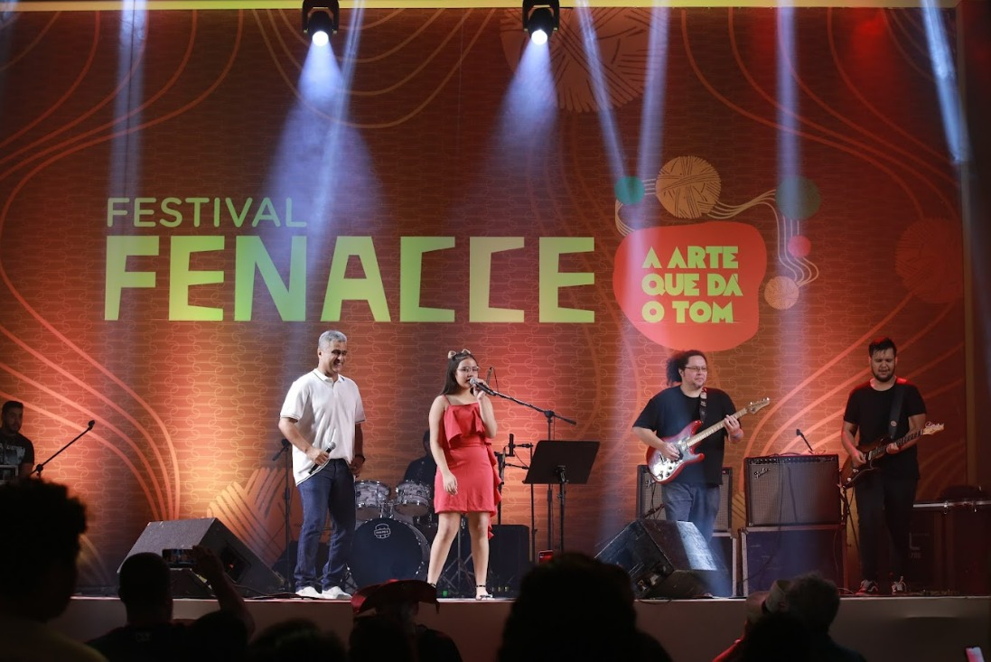 Banda no palco do Festival FENACCE