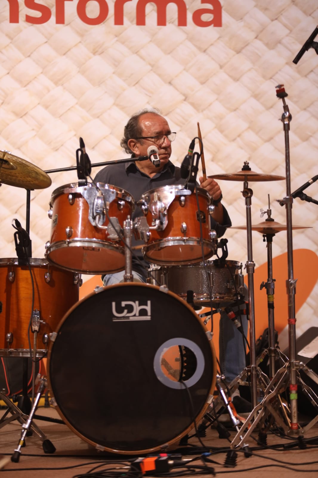 Baterista ao vivo no palco