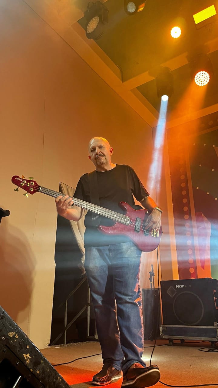 Baixista em solo durante o show
